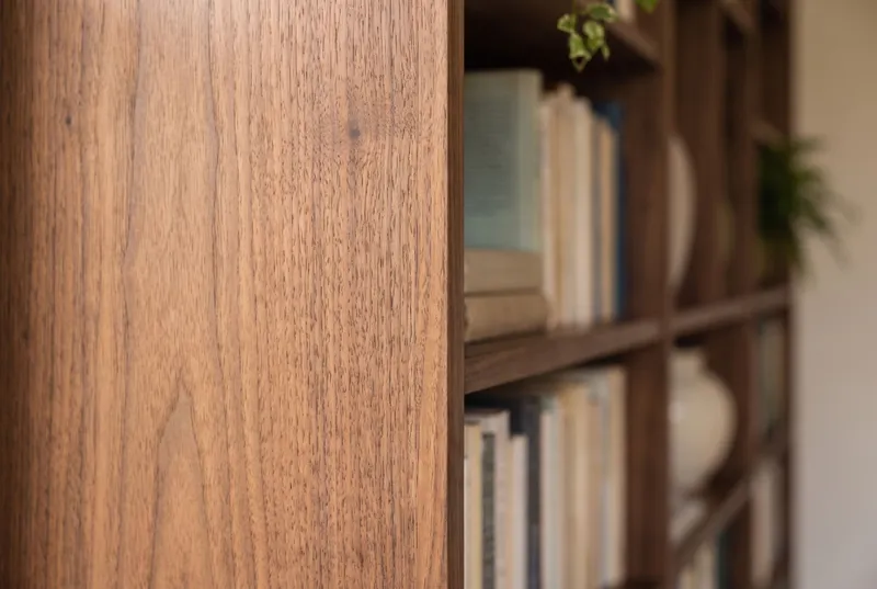 Biblioteczka w salonie na Mokotowie, zdjęcie 3 z 4